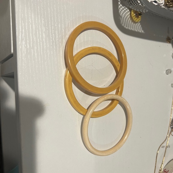 3 Vintage Bakelite Bangles - Yellow and Cream - Picture 11 of 11